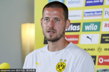 德甲球队多特蒙德球员瓦尔德马尔·安东接受媒体访问
德甲球队多特蒙德球员瓦尔德马尔·安东接受媒体访问