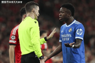 维尼修斯引爆比赛冲突：比赛暂停穆帅被罚下，孰是孰非引发矛盾