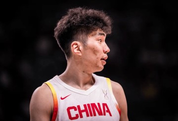 仅4分如何立足西甲？曝2米23巨人脚内八字 空篮不进+被帽实在太软
