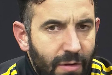 曼联冬窗欲等压哨签中场!拉爵认为阵容足够进欧冠,仍支持阿莫林