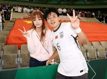恭喜，国足22岁小将留洋，加盟英超豪门，女友曝光，长相甜美，陪伴留洋